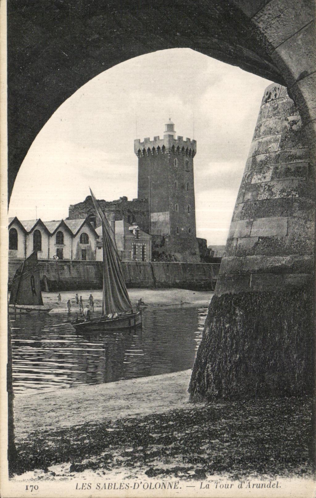CPA Les sables d Olonne la tour d Arundel Bateau