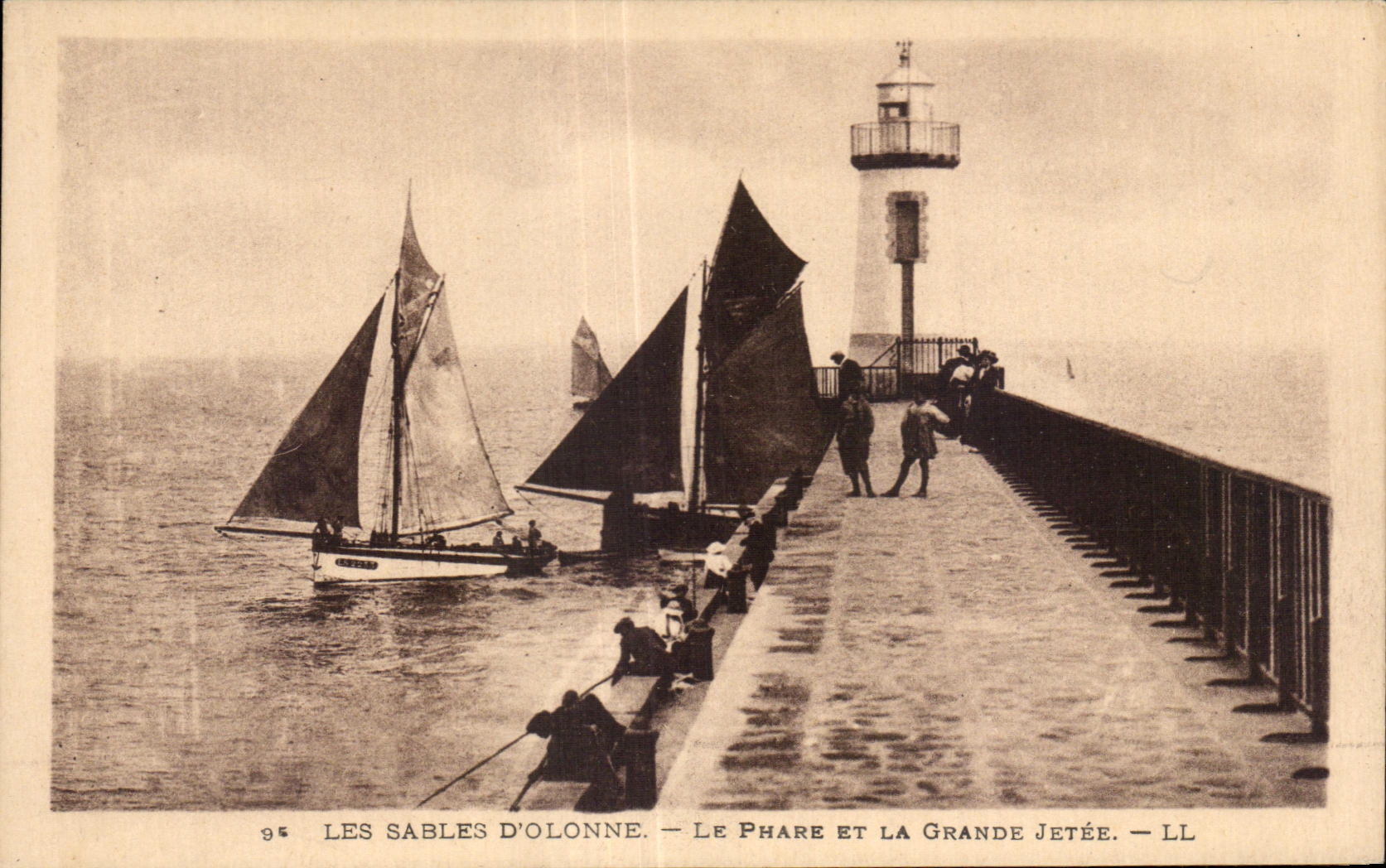 Les Sables d'Olonne — Le phare et la Grande Jetée — LL