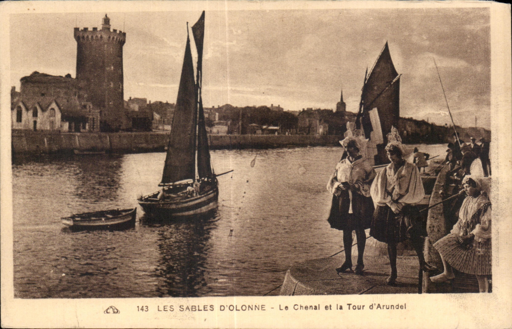 CPA Les sables d Olonne le chenal et la tour d arundel Bateaux