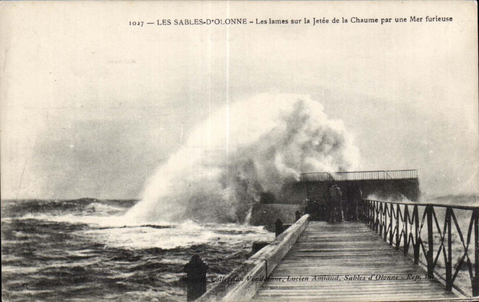 CPA Les sables d Olonne les lames sur la jetce de la chaume par une mer furieuse