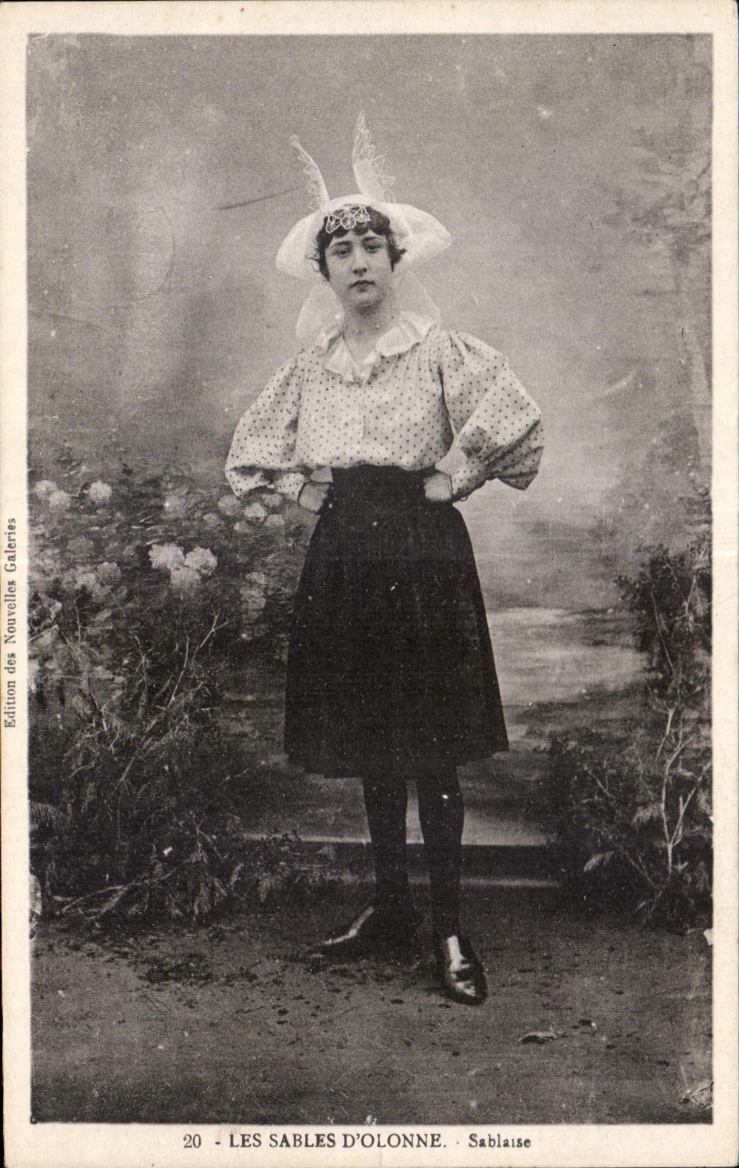 CPA Les sables d Olonne sablaise Folklore Costume