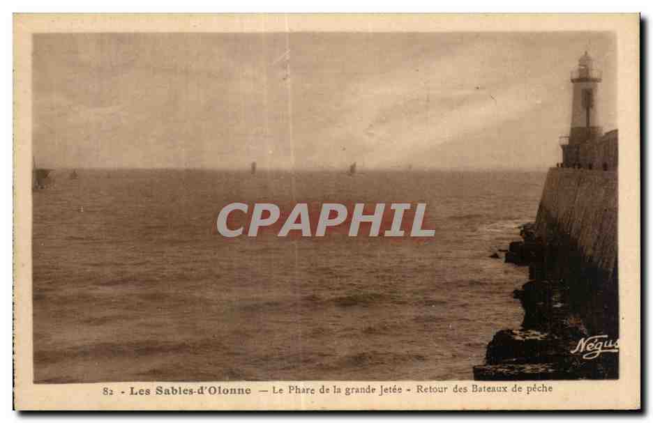 CPA Les sables d Olonne le phare de la grande jett retour des bateaux de peche