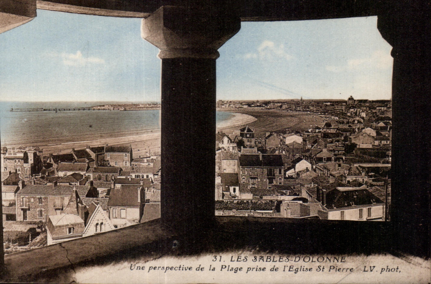 CPA Les sables d Olonne Une perspective de la plage prise de l Eglise st pierre 