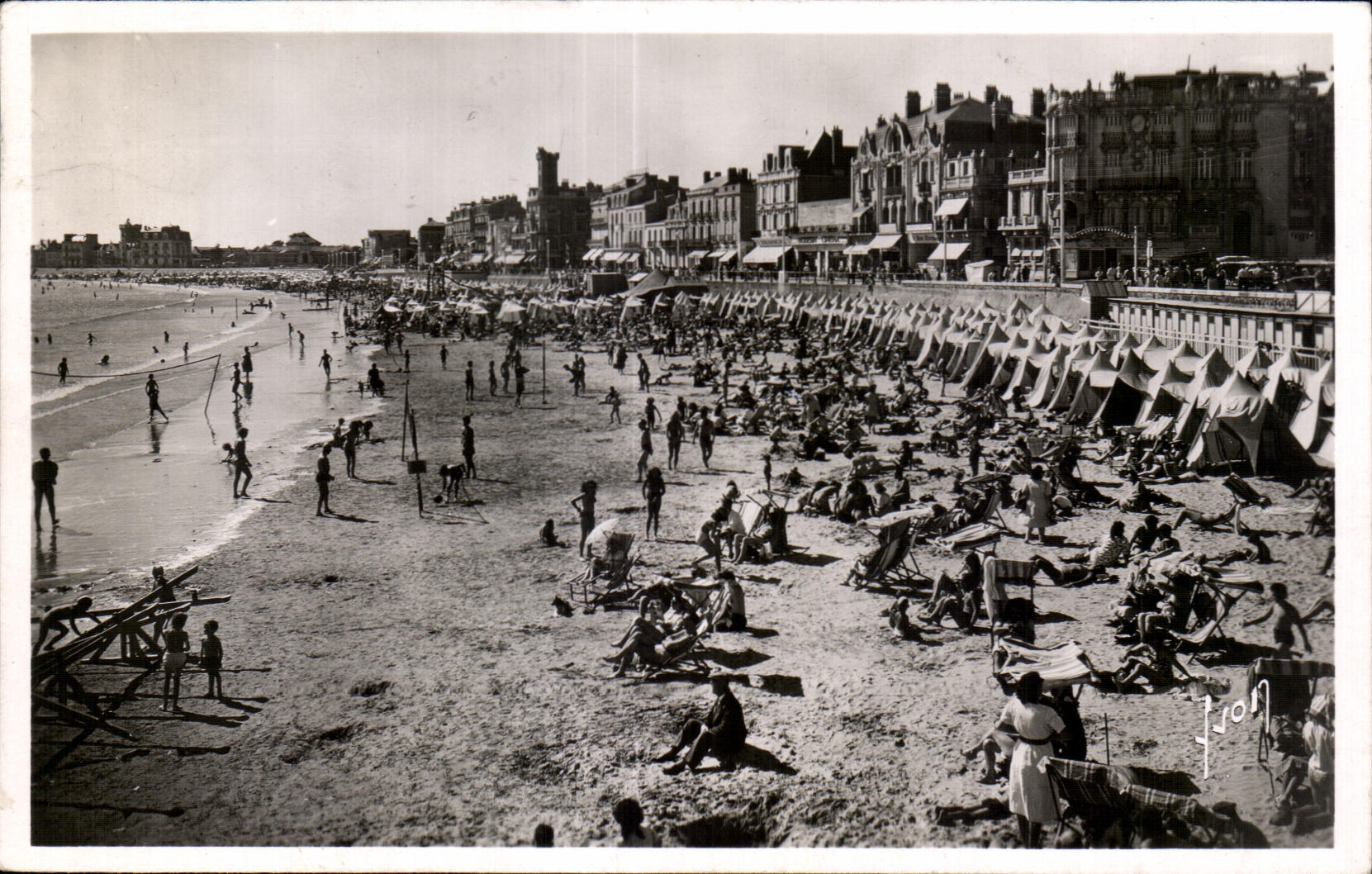 Les Sables-d'Olonne — Beach — J. Jon