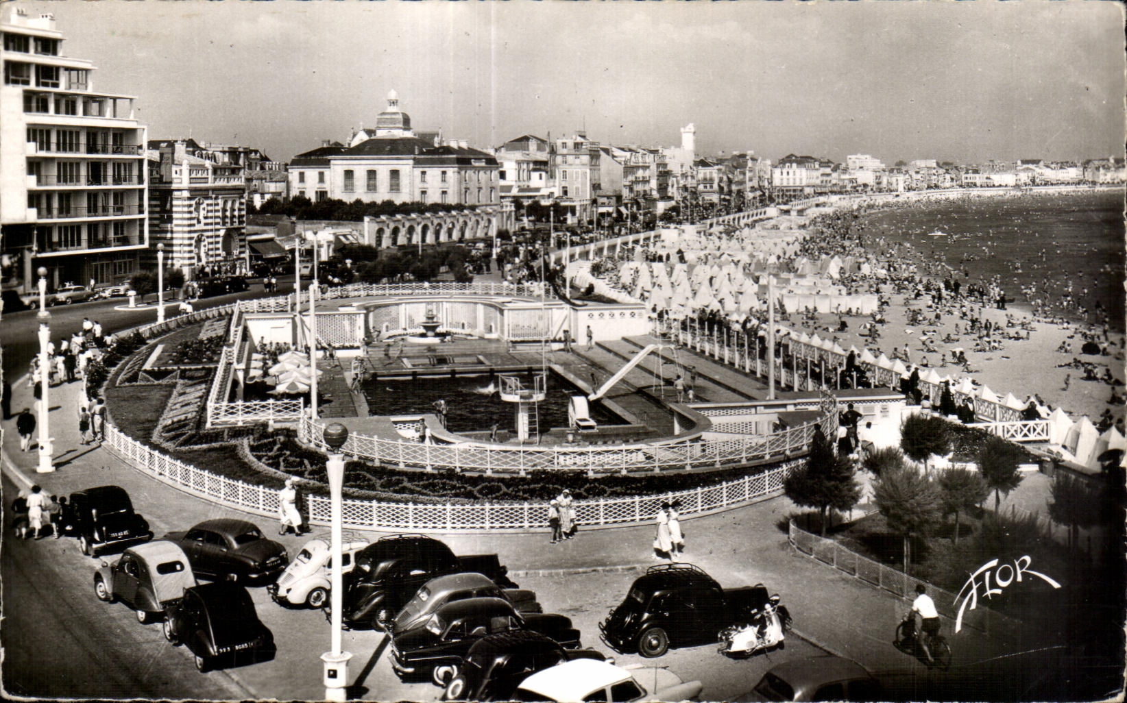 Les Sables-d'Olonne (Vendée) — La Plage et la Piscine — Éditions Artiscales FLOR