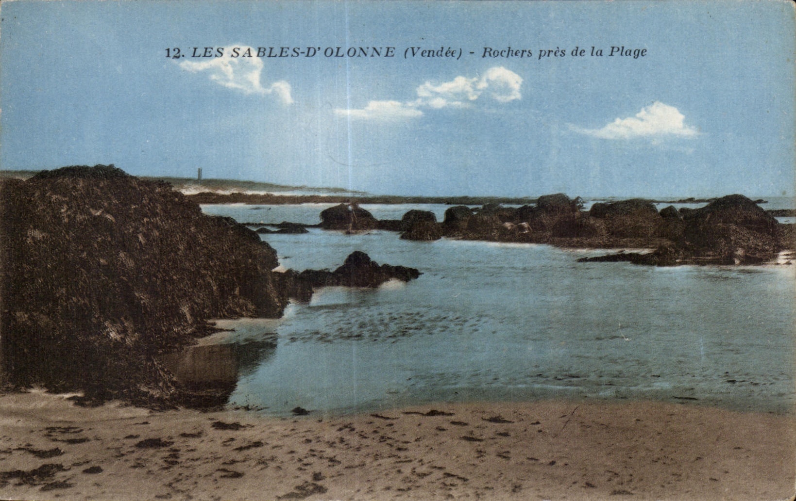 CPA Les sables d Olonne rochers pres de la plage
