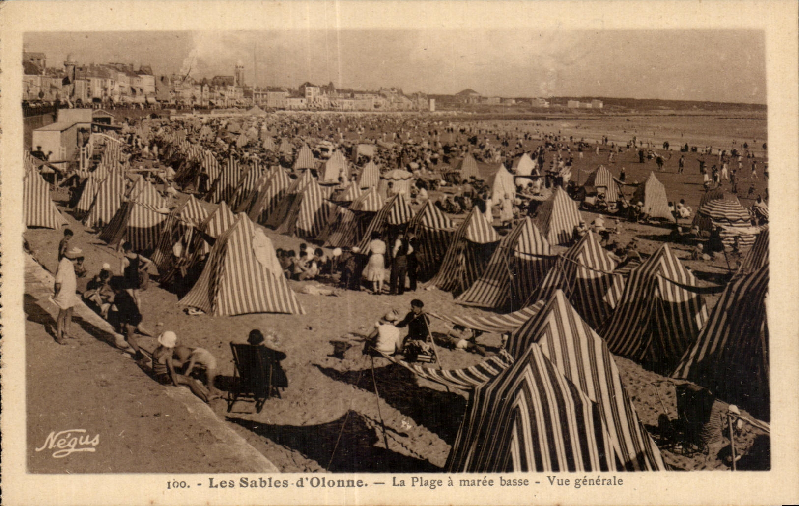 Les Sables-d'Olonne — La Plage à marée basse — Vue générale — Néguus, n°100