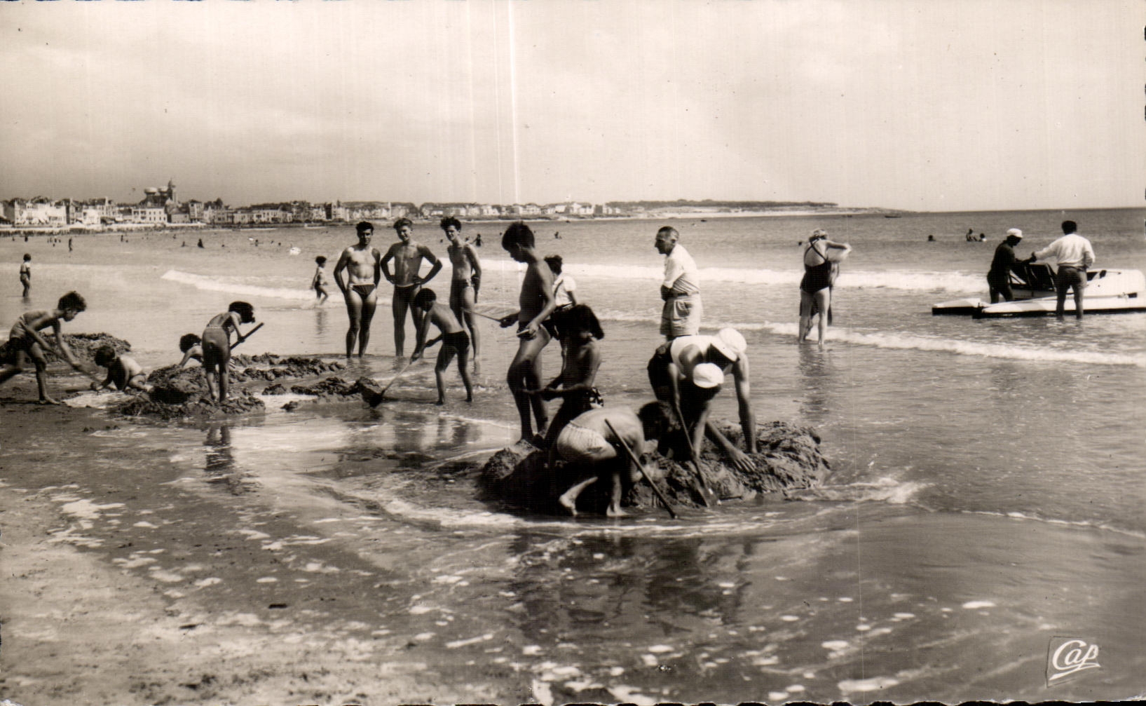 CPA Les sables d Olonne jeux d Enfants sur la plage