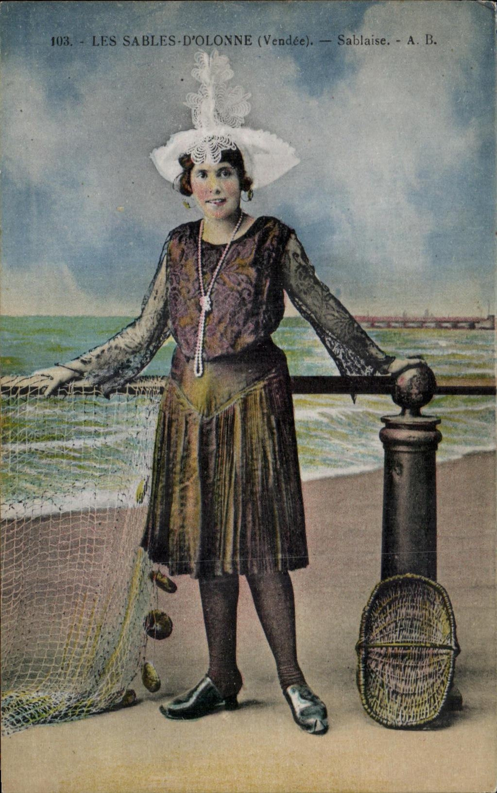 CPA Les sables d Olonne sablaise Folklore Costume