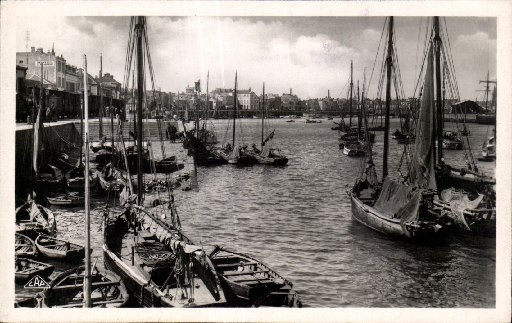 CPA Les sableo d Olonne le Quai Bateaux 