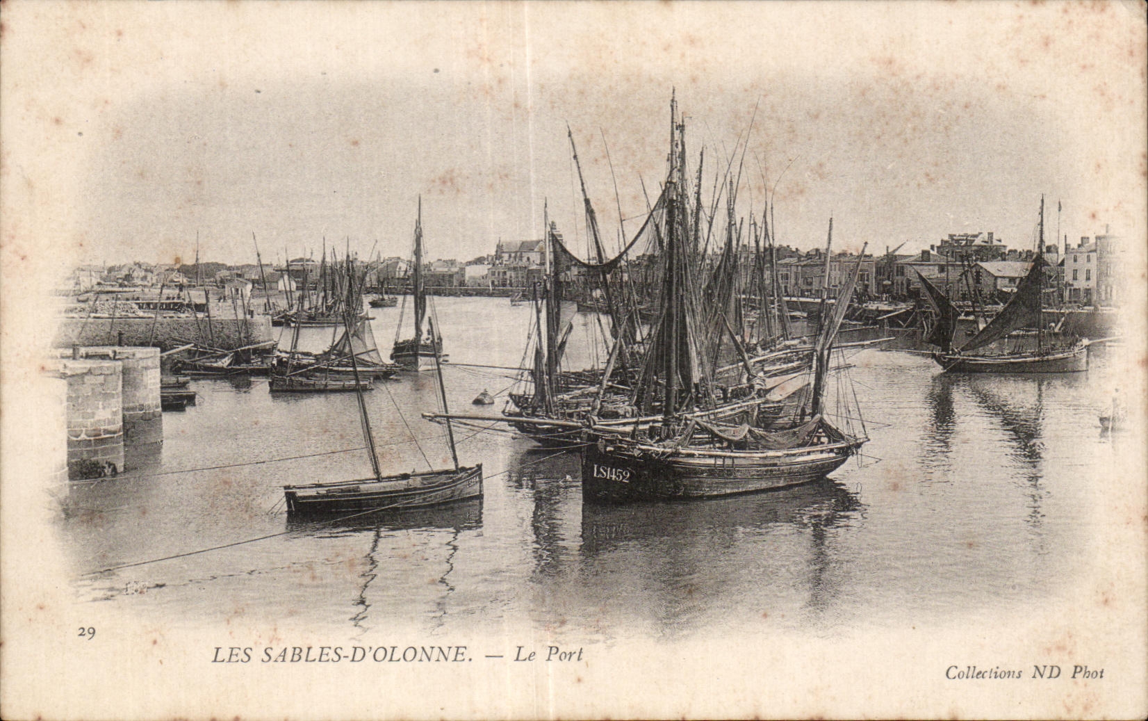 CPA Les sables d Olonne le port Bateaux 