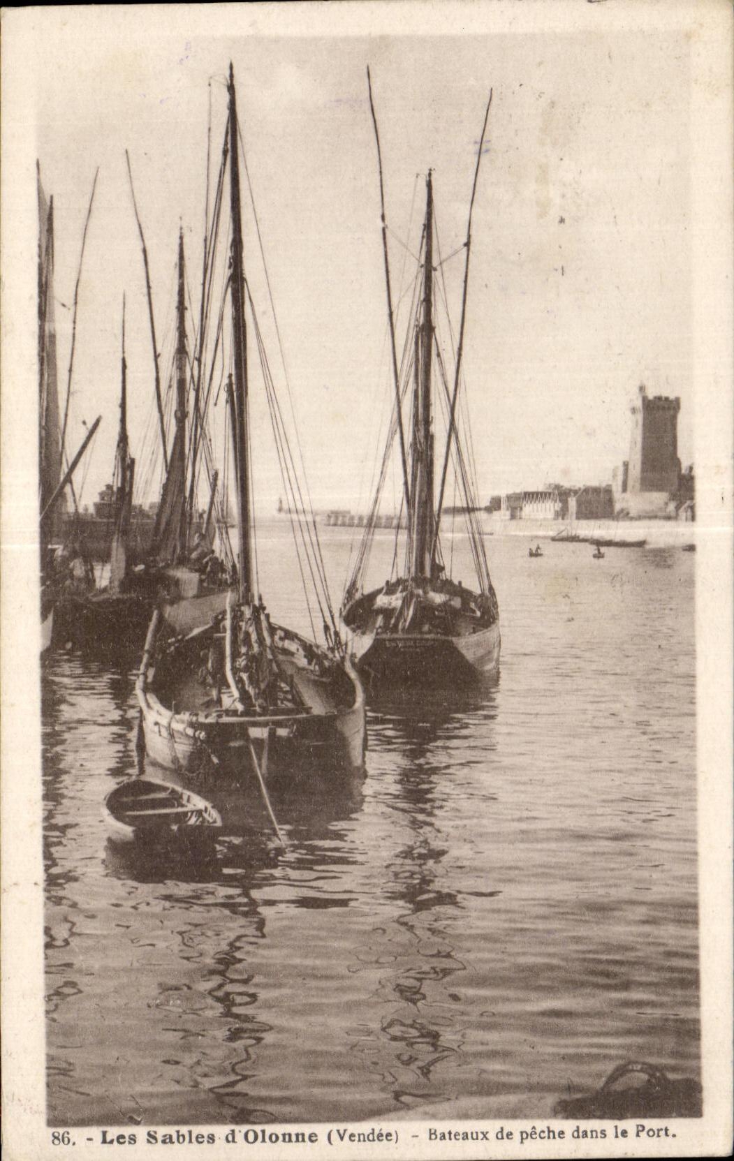 CPA Les sables d Olonne Bateaux de peche dans le port