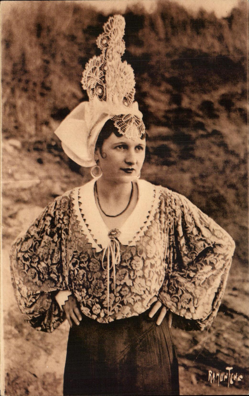 Femme en costume traditionnel — Sablaise — Ramuntea