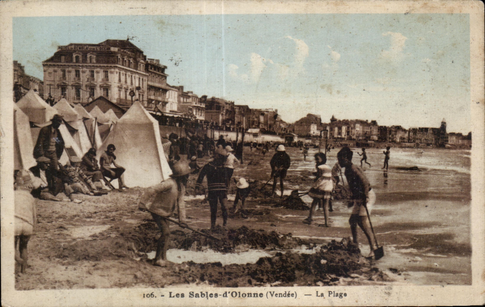 CPA Les Sables d Olonne Vendee La Plage Enfants