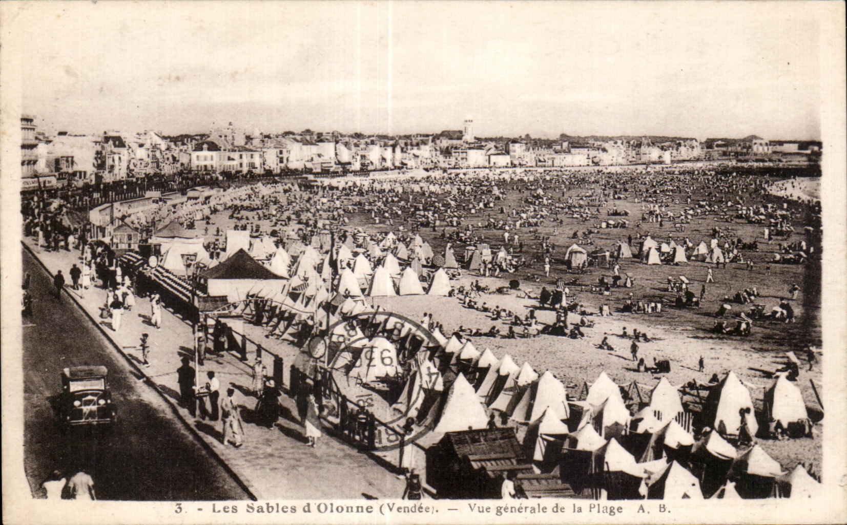 CPA Les Sables d Olonne Vendee Vue generale de la Plage