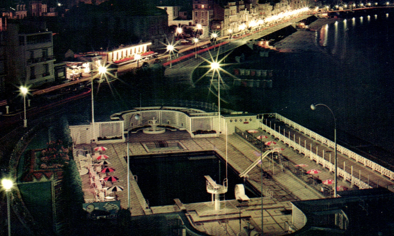 Les Sables d'Olonne — La piscine et le remblai la nuit — Editions P. Marlin