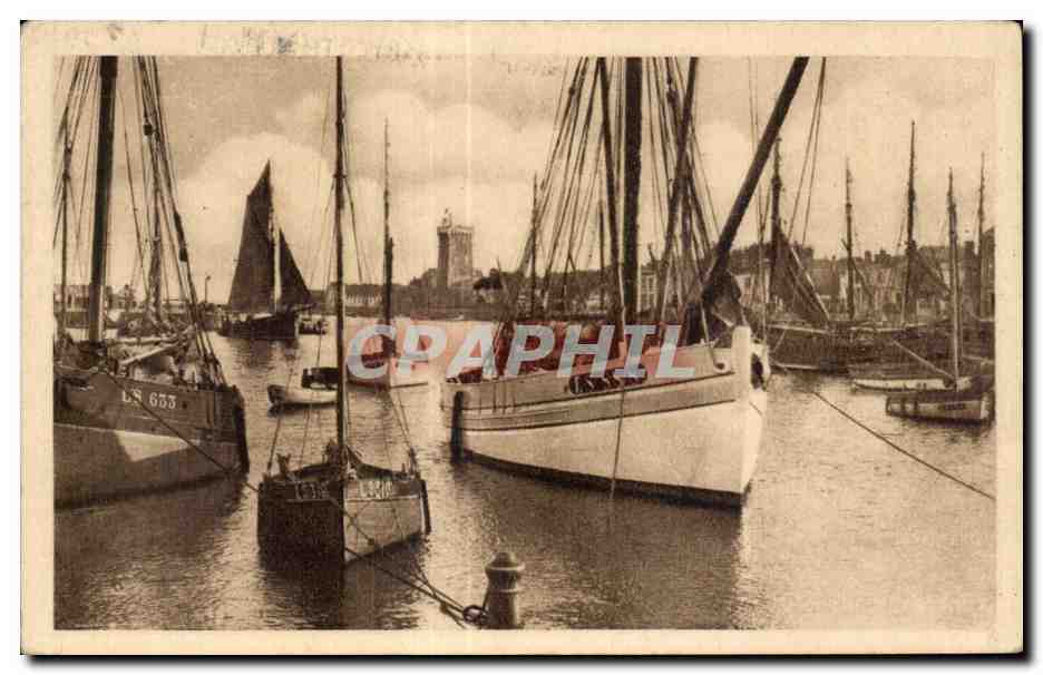 CPA Les sables d Olonne le port Bateaux 