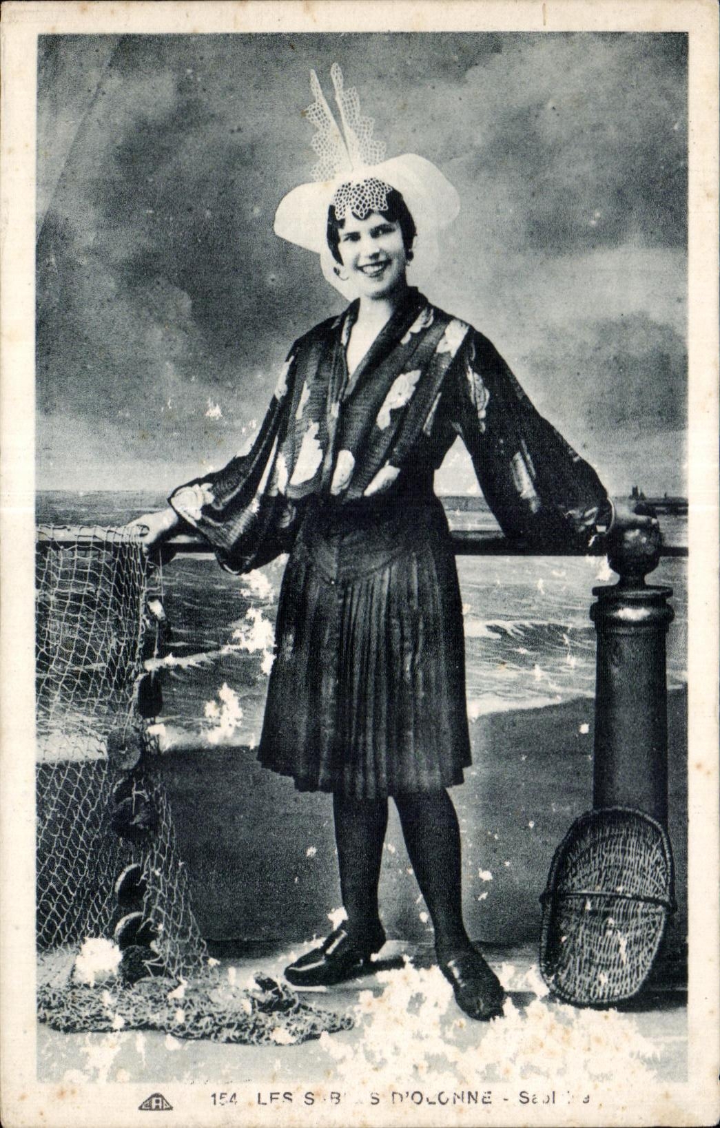 CPA Les sables d olonne Sablaise Folklore Costume
