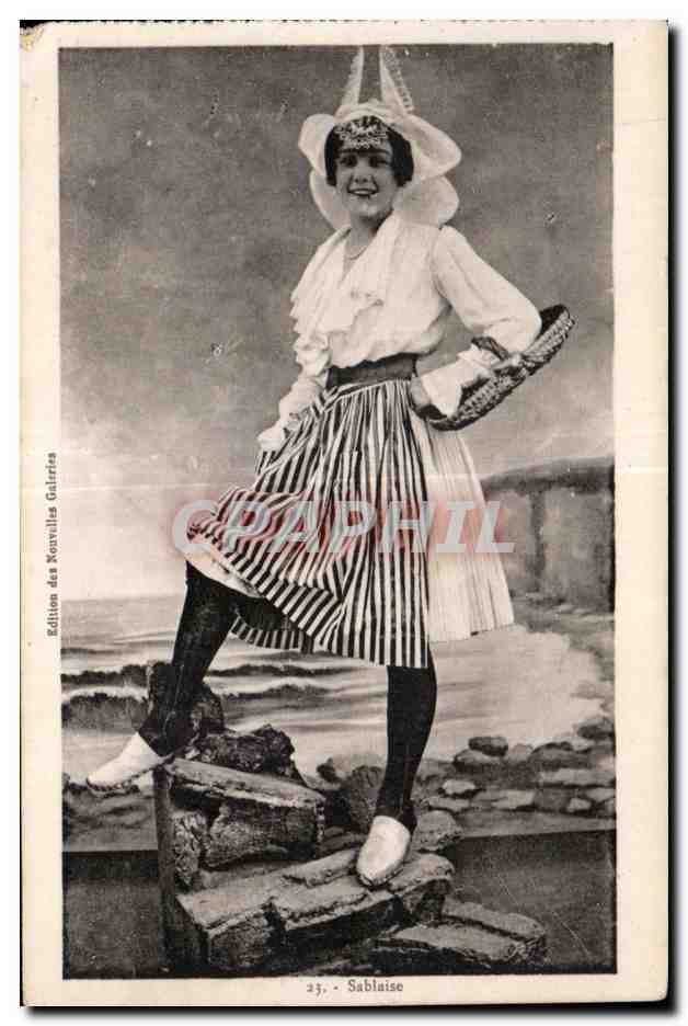 CPA Sablaise Folklore Costume SAbles d olonne 