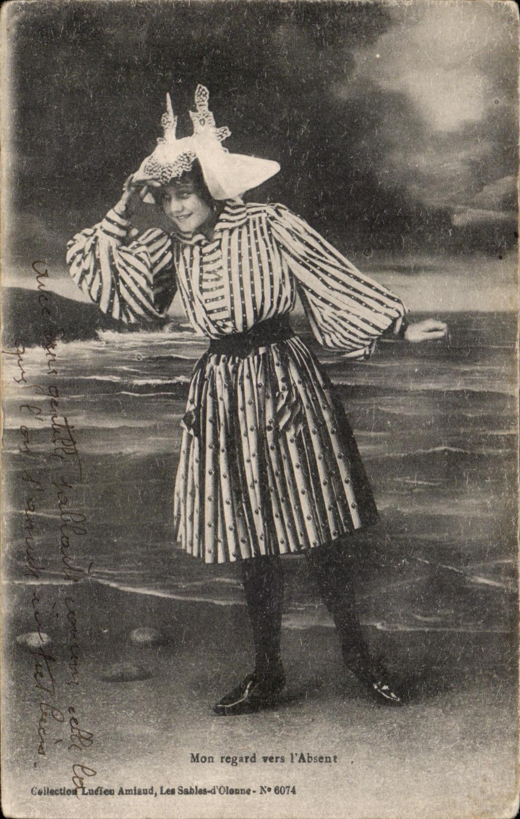 Femme en costume de plage — 'Mon regard vers l'Absent' — Collection Lucefou Amiaud, Les Sables-d'Olonne, N° 6074