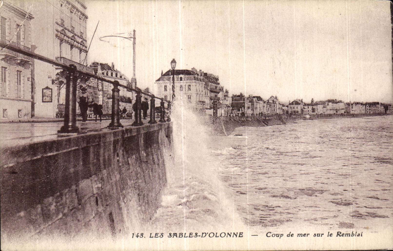 CPA Les sables d Olonne coup de mer sur le remblai
