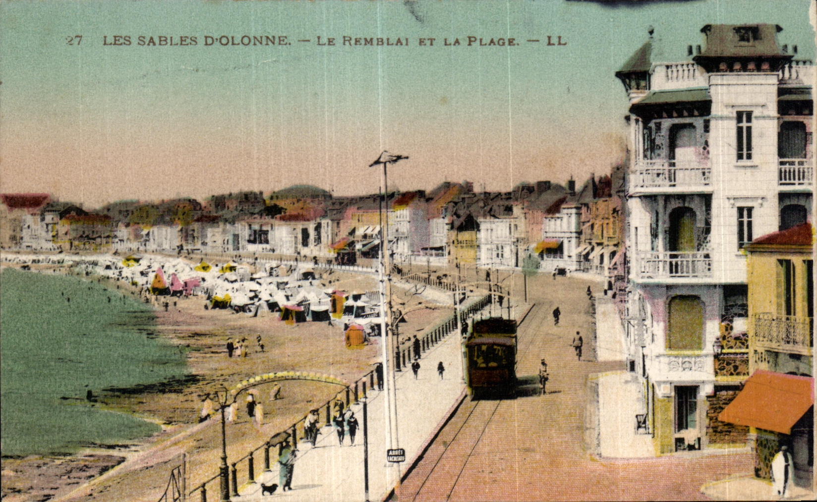 CPA Les sables d Olonne le rembai et la plage
