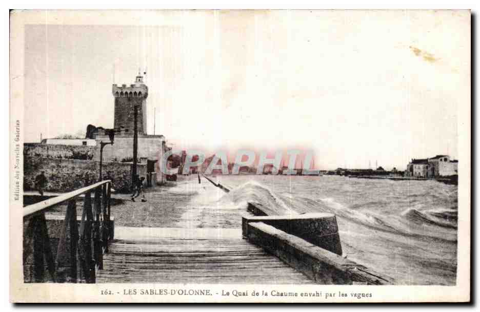 CPA Les sables d Olonne la quai de la chaume envahi par les vagues