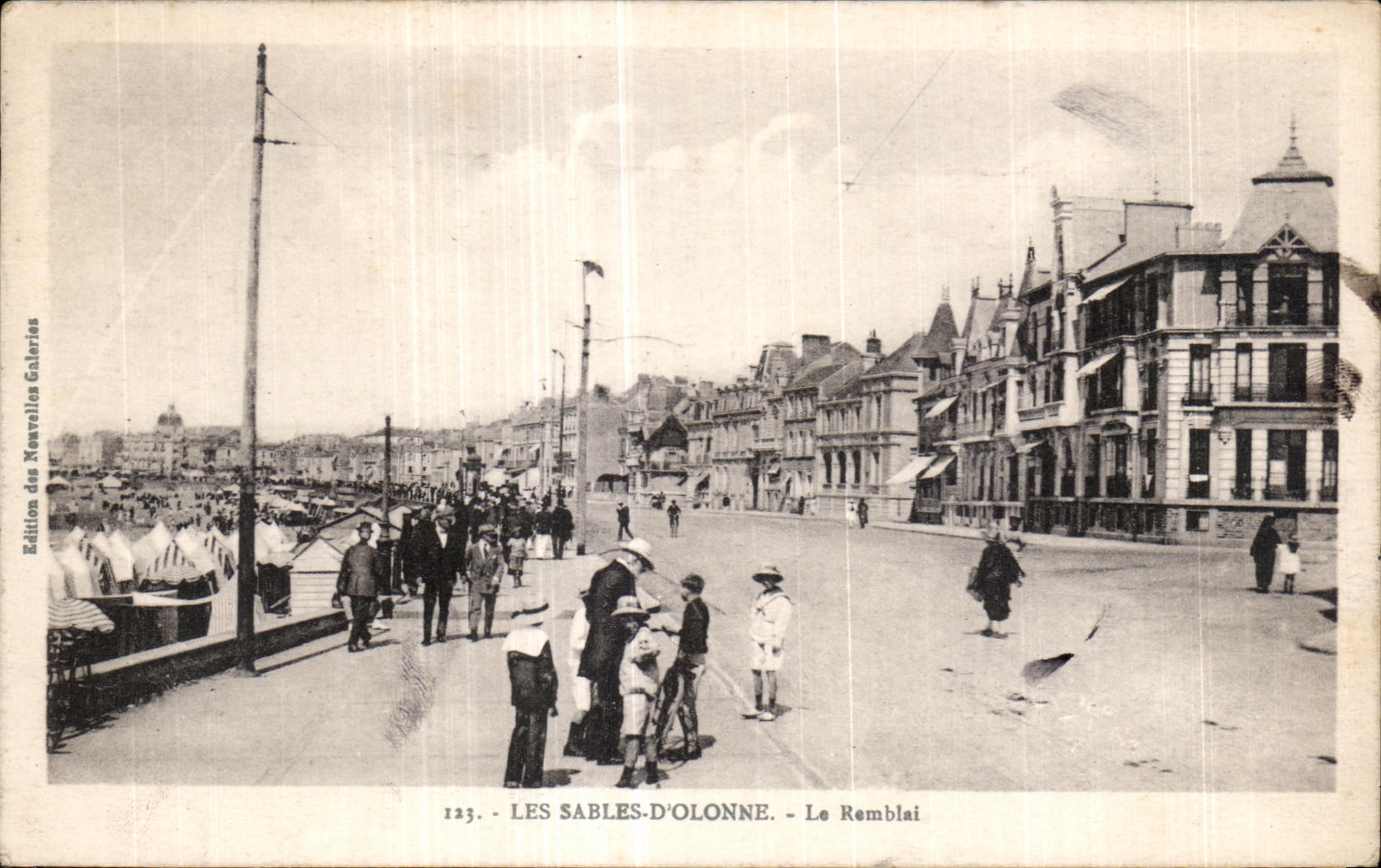 CPA Les sables d Olonne le remblai
