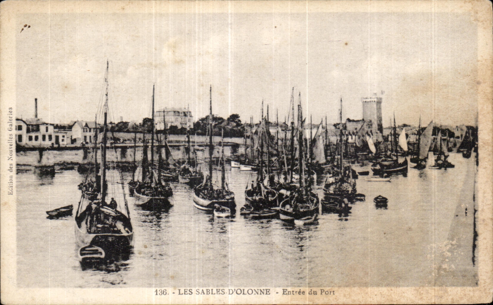 LES SABLES-D'OLONNE - Entrée du Port — Édition des Nouvelles Galeries, n°136