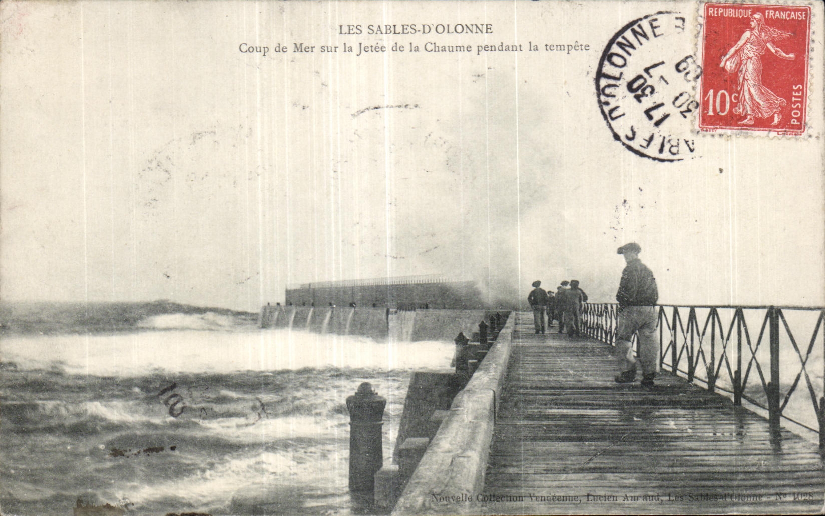 CPA Les sables d Olonne coup de mer sur la jetee de la chaume pendant la tempete