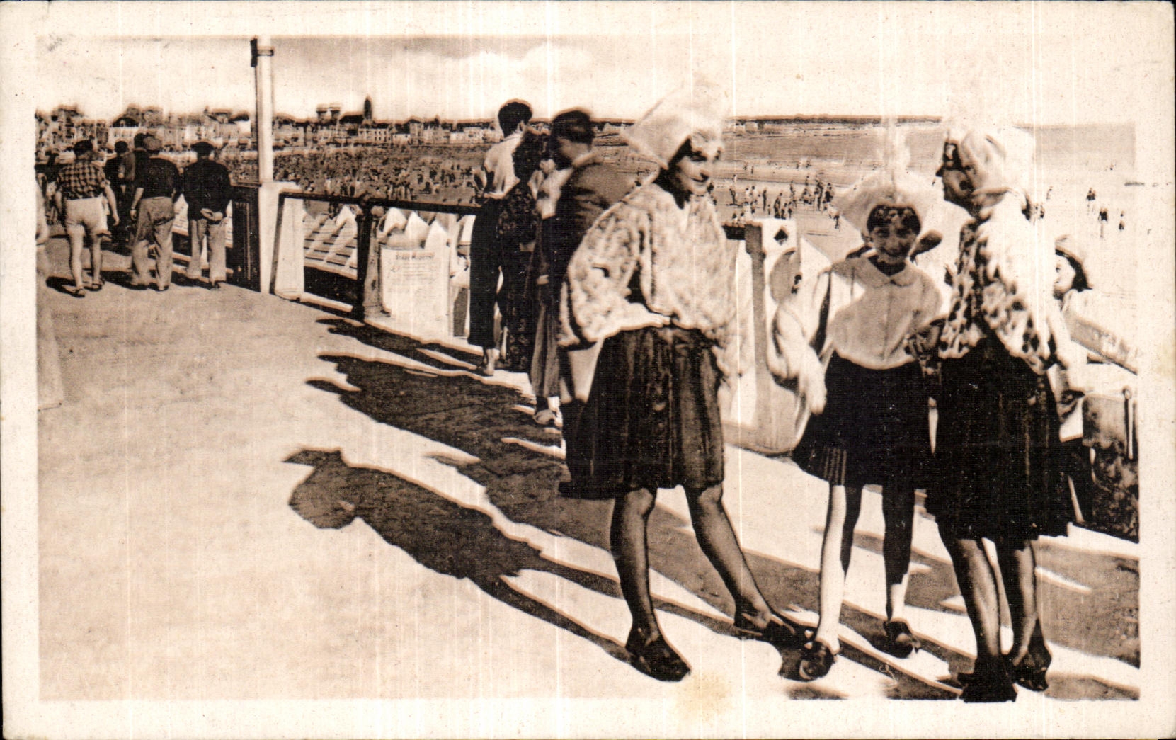 CPA Les sables d Olonne le remblai et la plage Folklore Costume