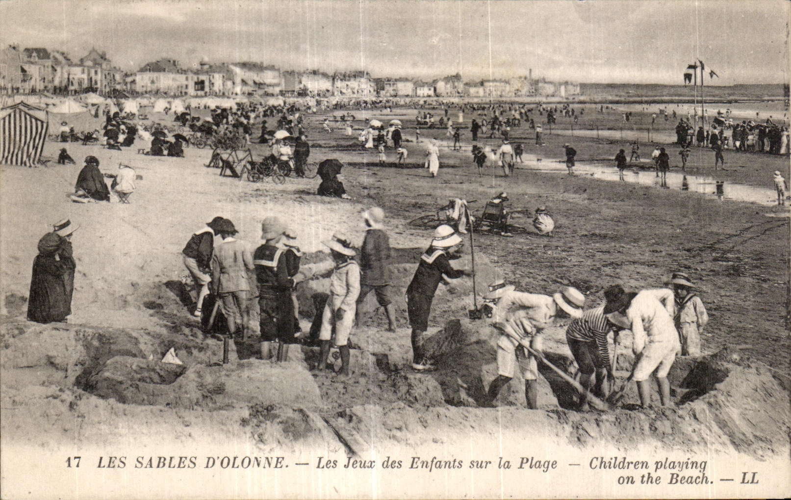 Les Sables d'Olonne — Les Jeux des Enfants sur la Plage — LL