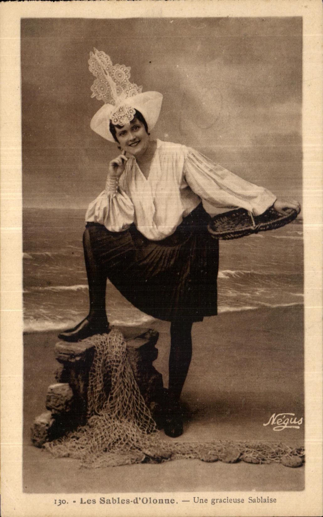 Les Sables-d'Olonne — Une gracieuise Sablaise — Néigus