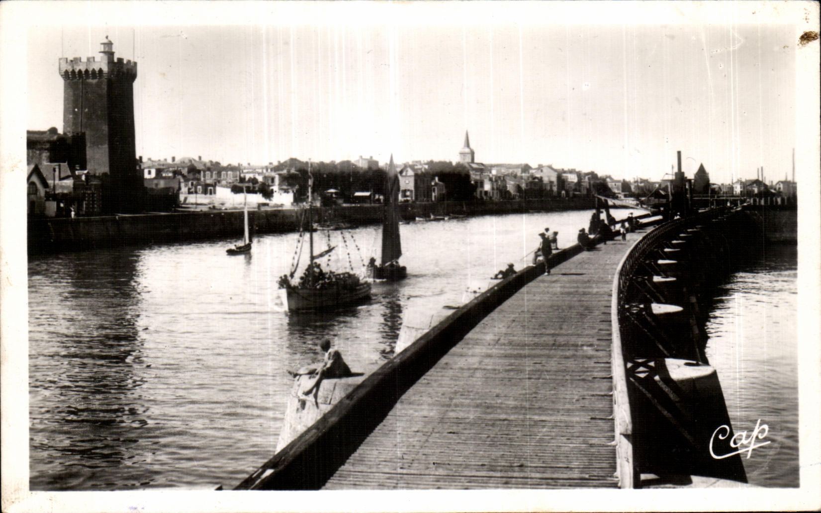 Les Sables-d'Olonne — vue du port avec phare et bateau — éditeur Cap