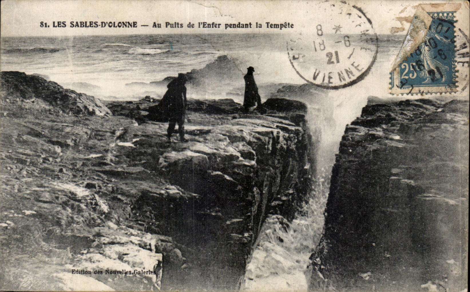 CPA Les sables d Olonne au puits de l Enfer pendant la tempete