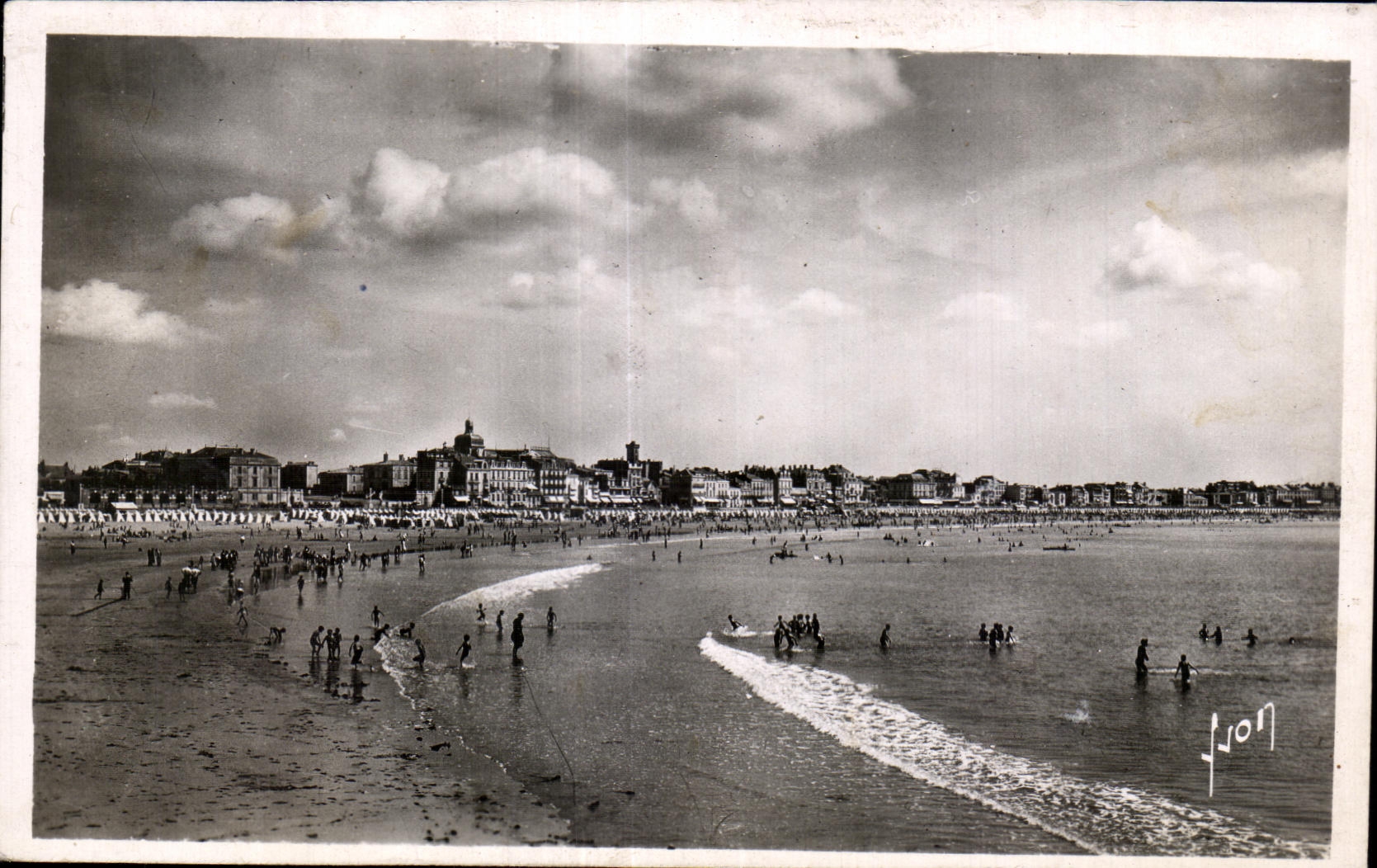 CPA Les sables d Olonne vue generale de la plage