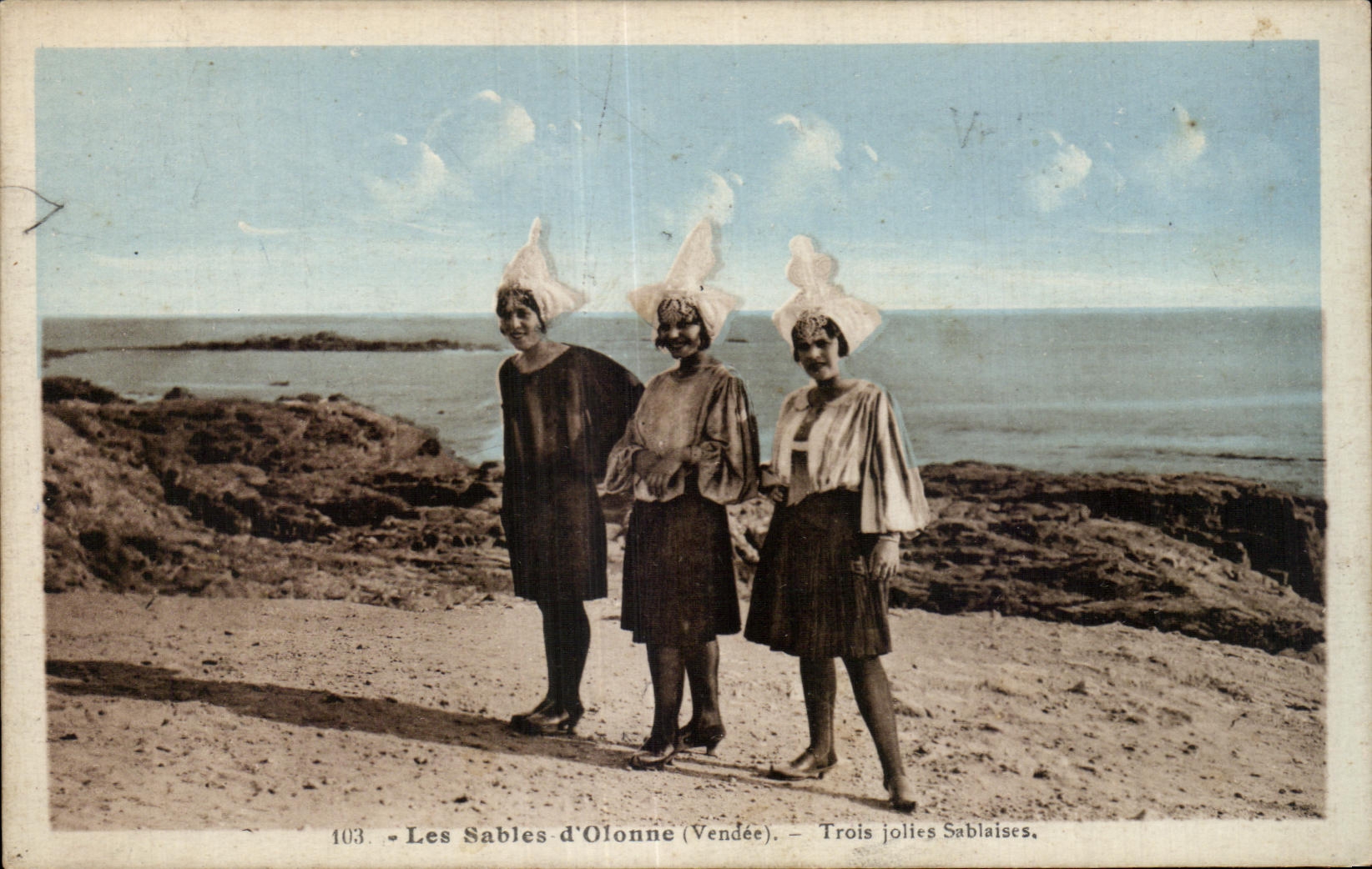 CPA Les sables dOlonne trois jolies sablaises Coiffe costume Folklore