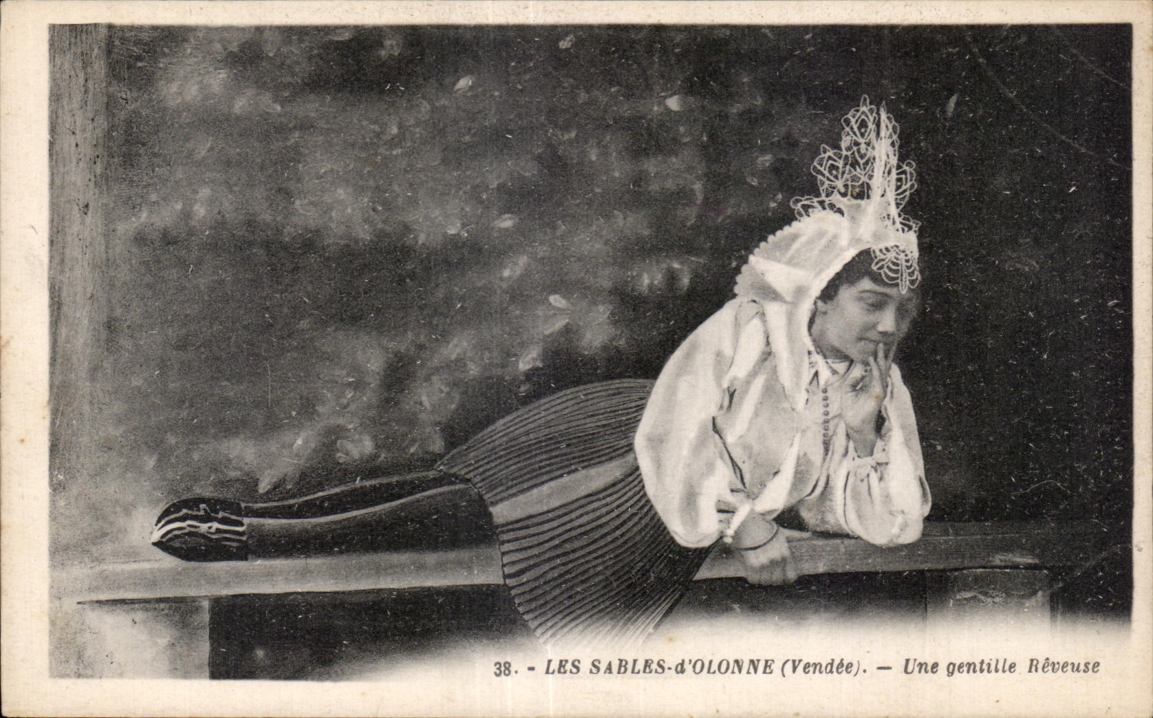 Les Sables-d'Olonne (Vendée) — Une gentille Réveuse — Artaud, Nantes