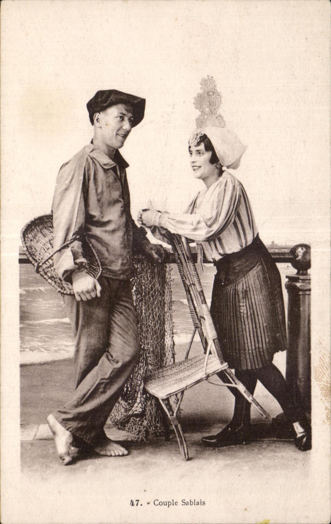 CPA Sables D olonne couple sablais Coiffe costume Folklore