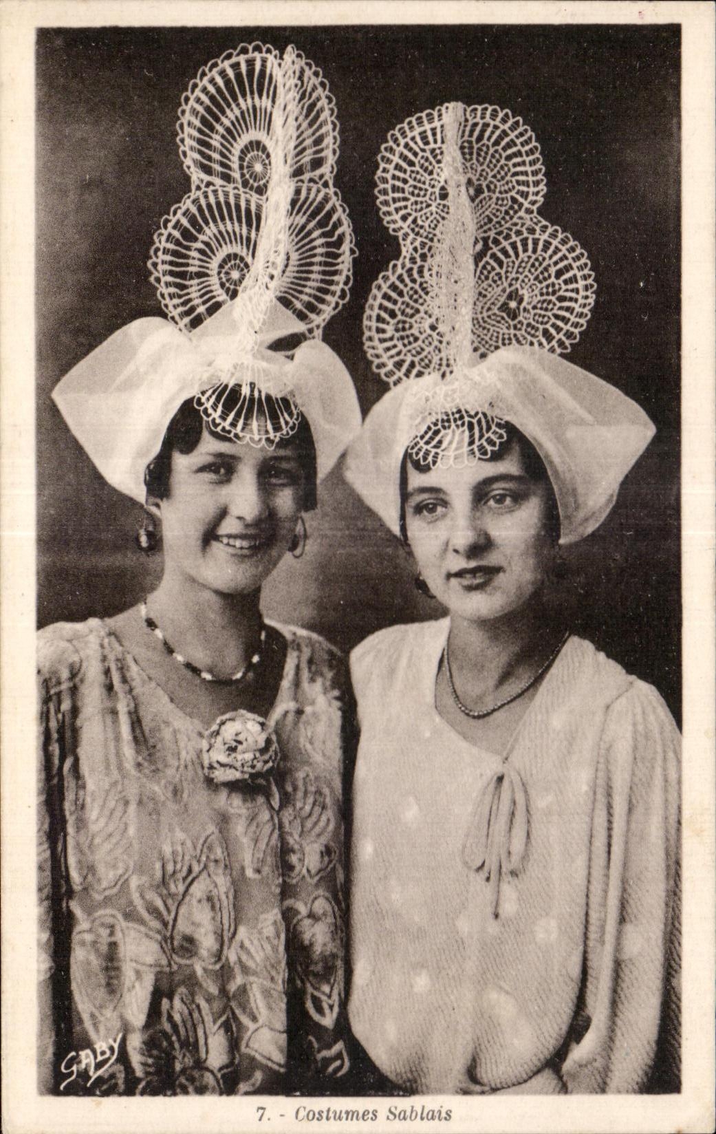 CPA Sables D olonne costumes sablais Coiffe costume Folklore