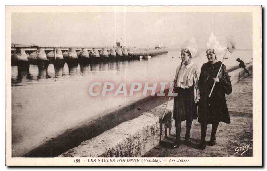 CPA Les sables d Olonne les jetees Coiffe costume Folklore
