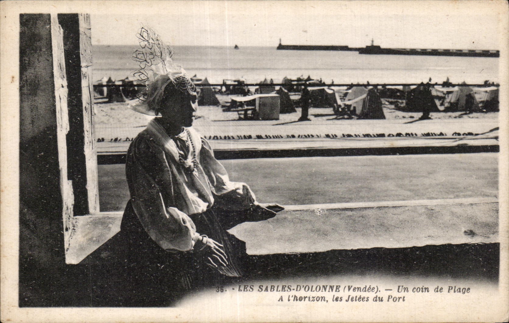 CPA Les sables d Olonne un coin de plage a l horizon les jetees du port Coiffe costume Folklore