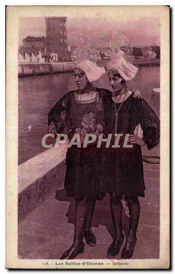 CPA Les sables d Olonne sablaises Coiffe costume Folklore