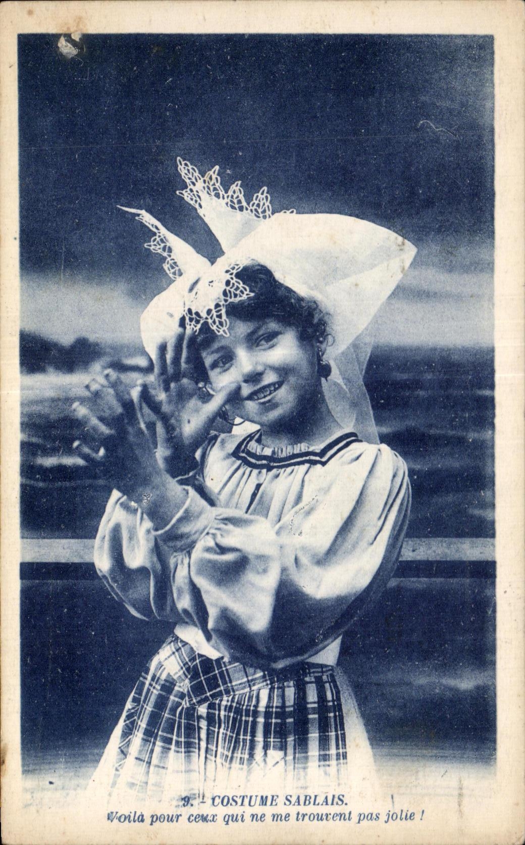 Fille en costume sablais — 9. COSTUME SABLAISS — G. Arnaud, éditeur
