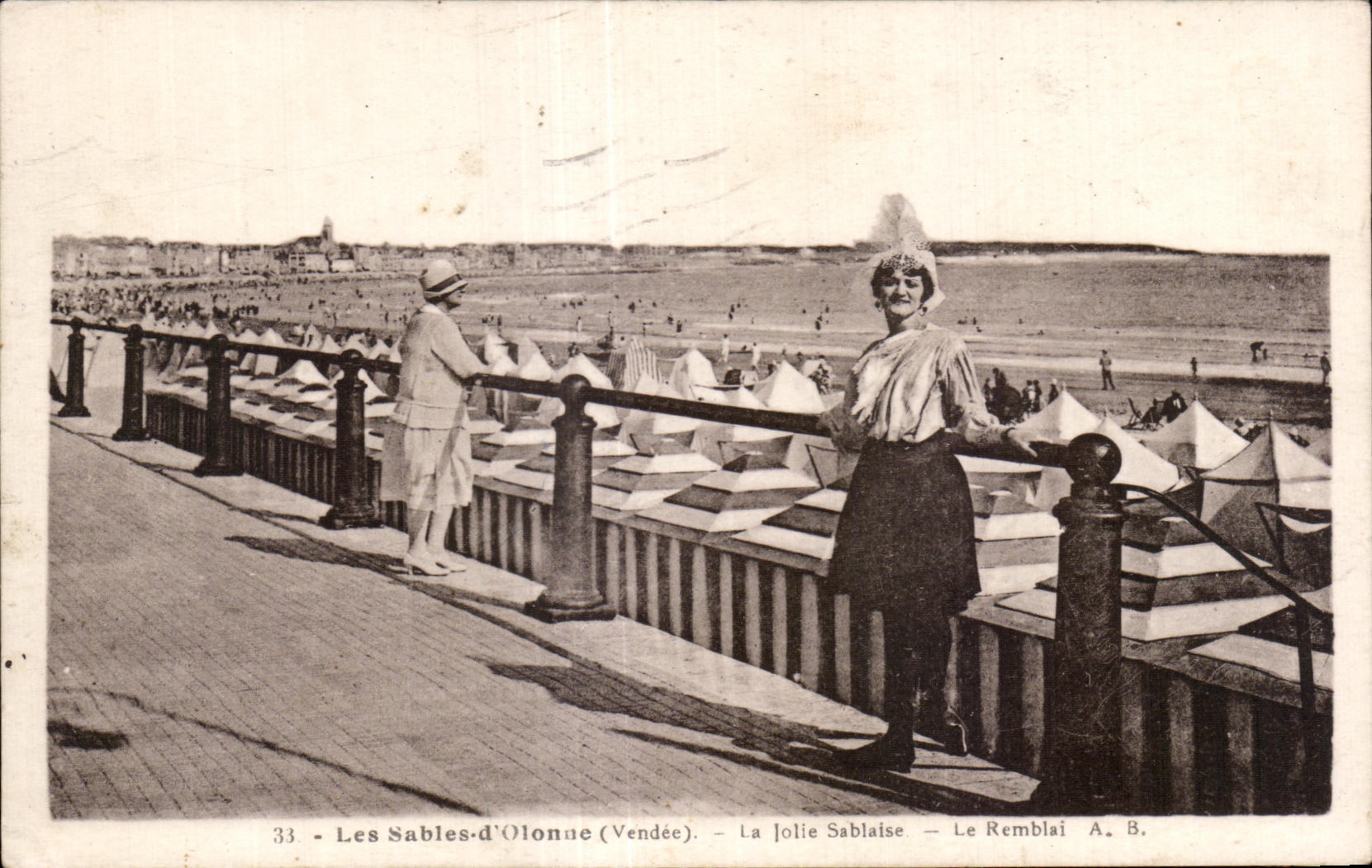 CPA Les sables d Olonne la jolie sablaise le remblai Coiffe costume Folklore