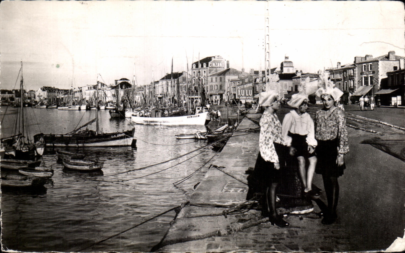 Port de Les Sables-d'Olonne — trois jeunes femmes en tenue de fête — éditeur Bonidan