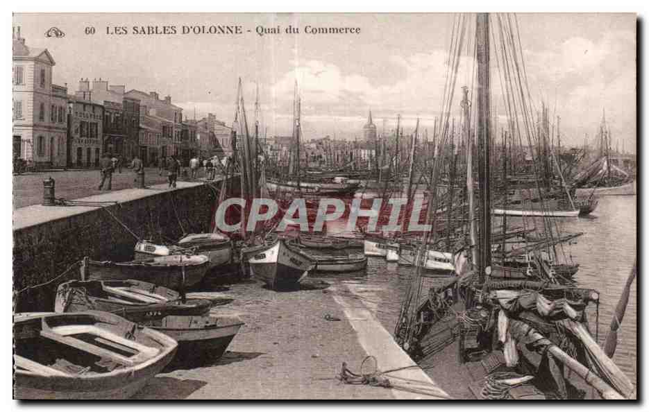 CPA Les sables d Olonne quai du commerce Bateaux 