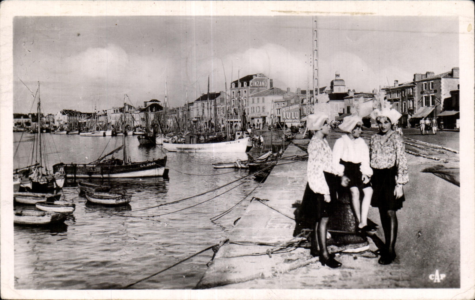 CPA Les sables d Olonne le port Coiffe costume Folklore