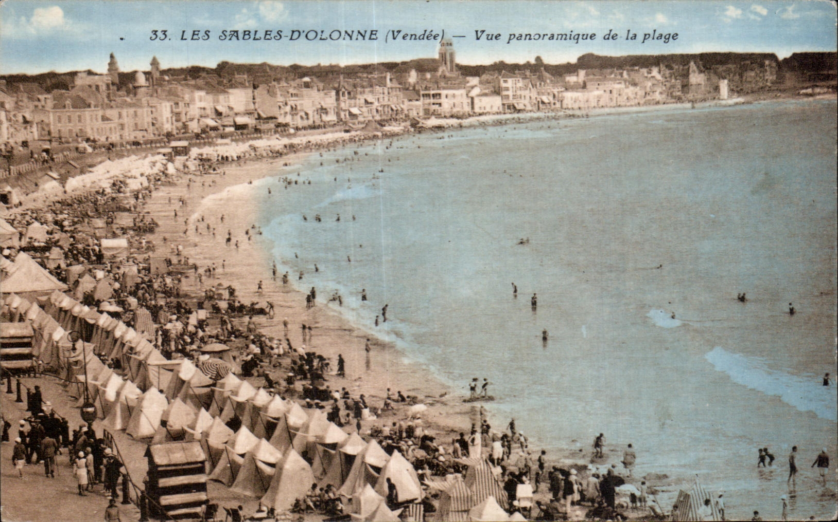 CPA Les sables d Olonne vue panoramique de la plage