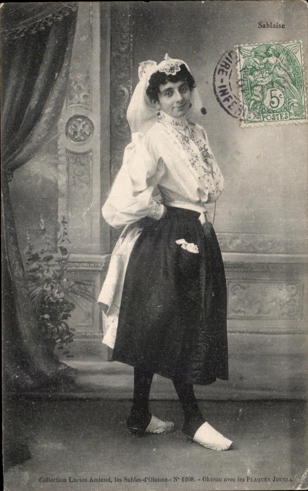 Femme en costume traditionnel — Sablaise — Collection Lurien Amiaud, les Sables-d'Olonne - N° 1208